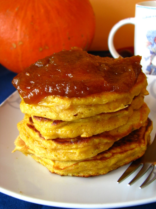 Dyniowo-bananowe pancakes z dyniowym sosem korzennym