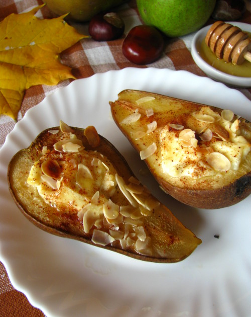 Pieczone gruszki z ricottą i migdałami – idealny jesienny deser