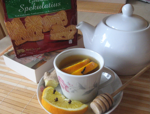 Idealne jesienne popołudnie czyli rozgrzewająca herbata z imbirem, miodem i pomarańczą