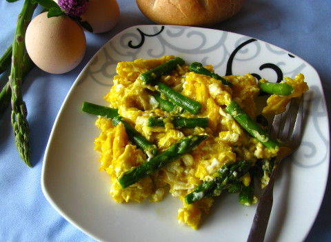 Jajecznica ze szparagami – śniadanie idealne? :)