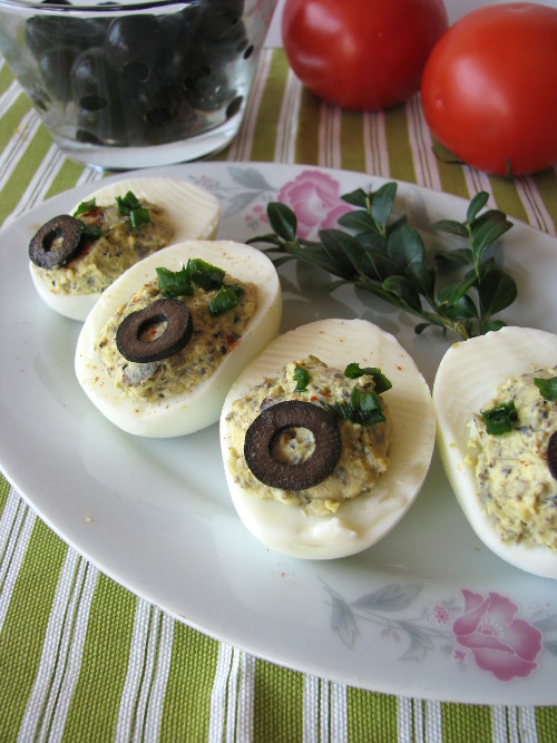 Jajka faszerowane pastą oliwkową