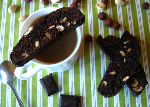 Kawowe biscotti z orzechami laskowymi i czekoladą